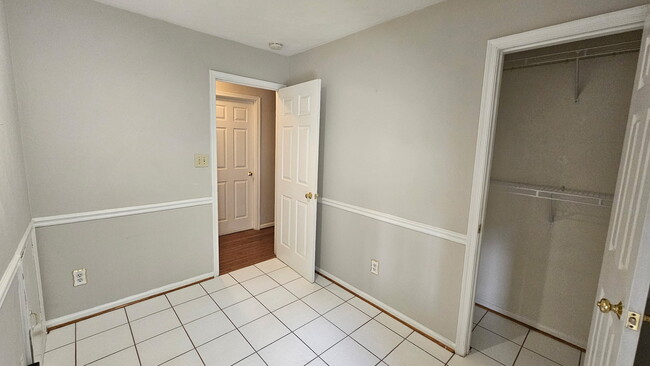 Building Photo - 445 W Chickasaw Rd