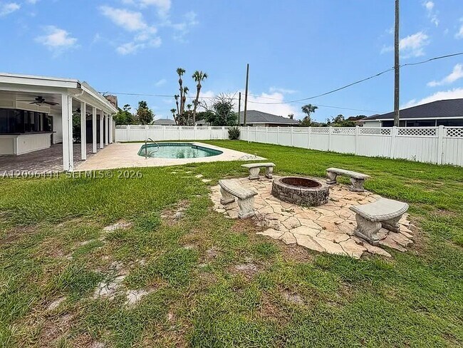 Building Photo - 2302 SW Fern Cir