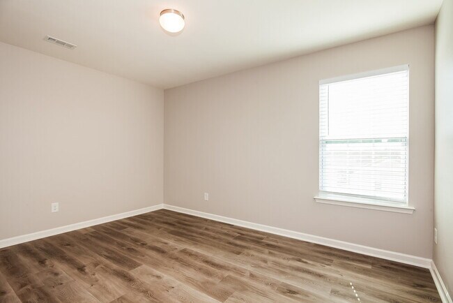 Building Photo - 1933 Eastway Dr