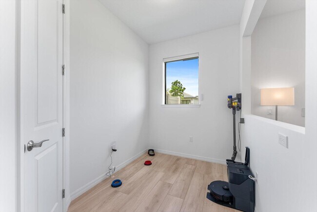 Building Photo - 4757 Roldan Ct