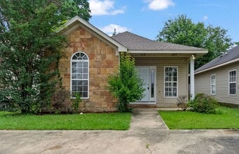 Building Photo - Nice 3 Bed 2 Bath Home! Available Now!