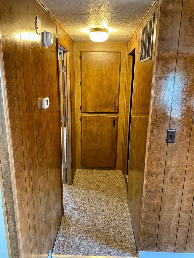 Building Photo - Large 3 bed 2 bath with fenced back yard
