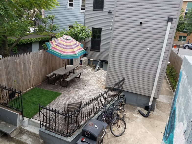 shared yard too - 118 Kingsland Ave