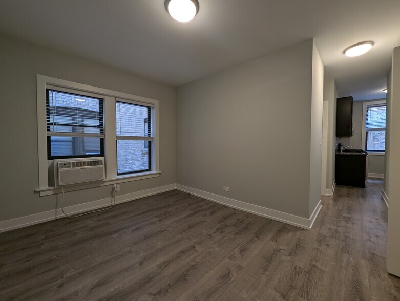 Building Photo - 711 W Brompton Ave