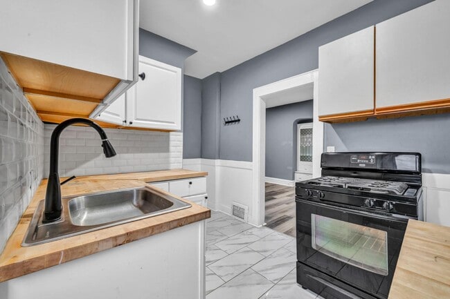 Building Photo - 4730 E 142nd St