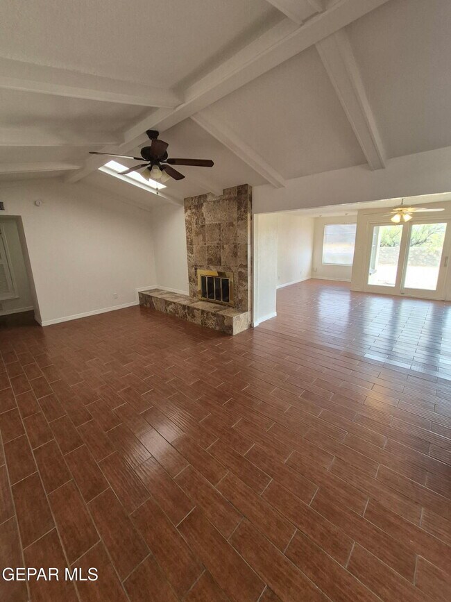 Building Photo - 6644 Mariposa Dr
