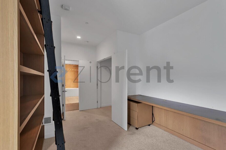 Building Photo - Unit 404