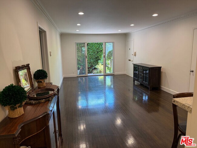 Building Photo - 8727 Shoreham Dr