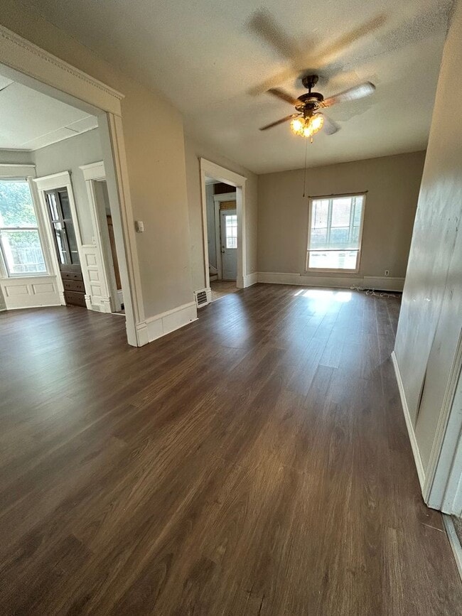 Building Photo - Large Five Bedroom House