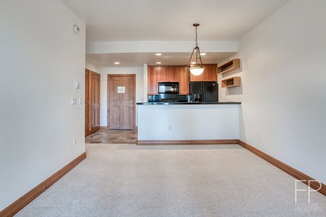 Building Photo - Highlands Green Lodge!  Updated One Bedroo...