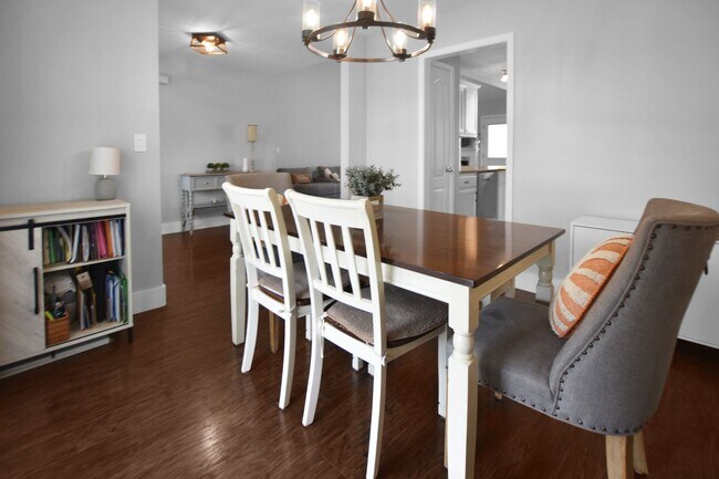 Building Photo - Three Bedroom with Bonus!