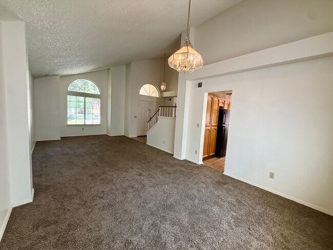 Building Photo - 4 Bed, 2.5 Bath Home with 3-Car Garage in Clovis Unified School District