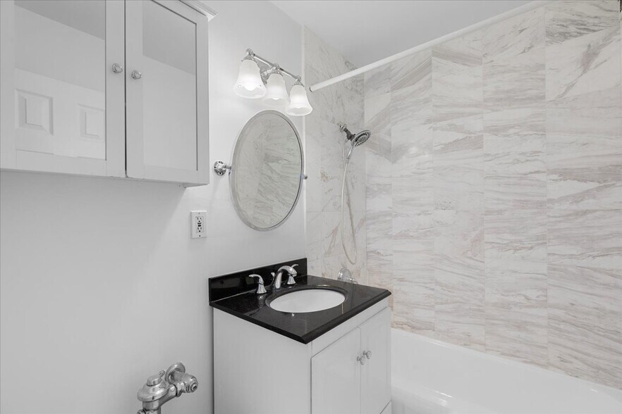 Building Photo - 2970 N Lake Shore Dr