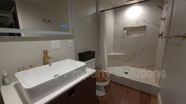 Building Photo - 926 N Mandan St