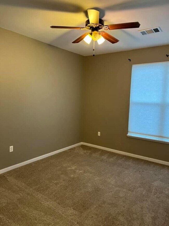 Building Photo - Great 2 bedroom/2bath condo- 3rd floor with loft! 1 car garage! Flexible Move in Date!