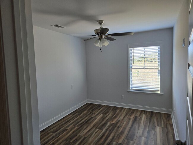 Building Photo - 3 Bedroom 2.5 Bath Townhome located in Valdosta, GA Minutes from Moody