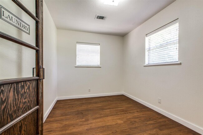Building Photo - 235 Live Oak St