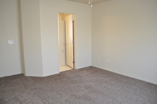 Building Photo - 10137 Maidens Wreath Ct