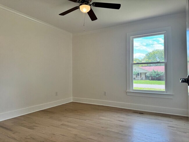 Building Photo - Renovated 3 BR Home in the Heart of Murfreesboro