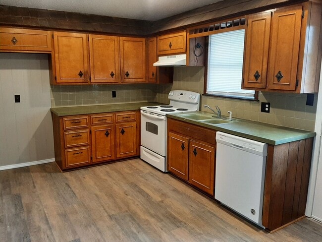 Building Photo - 3 Bedroom 2 bath $1250! Basement! 2 Car ga...