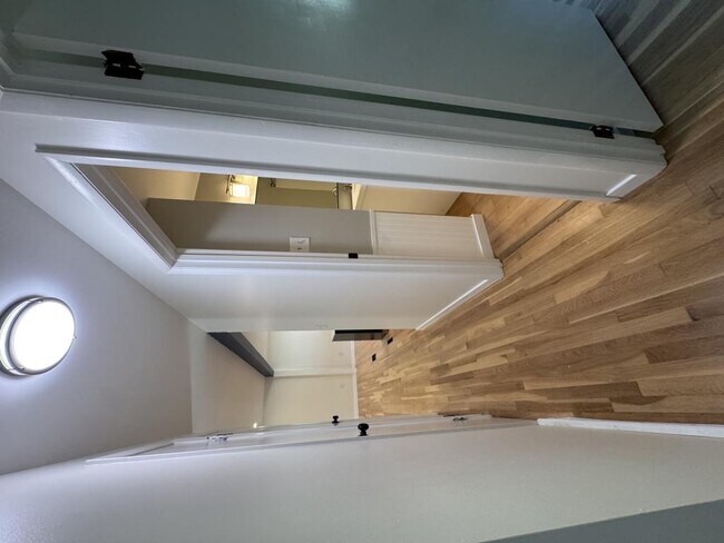 Building Photo - 111 Treeview Dr