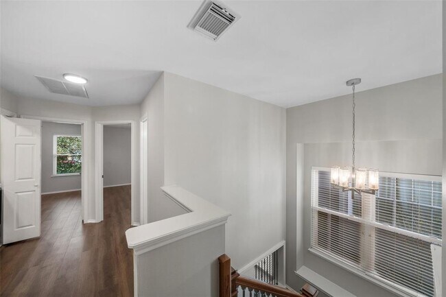 Building Photo - 131 N Villa Oaks Dr
