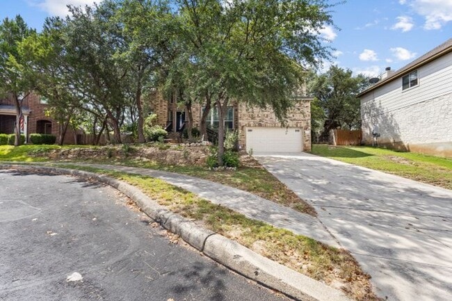 Building Photo - 4 bedroom / 2 bathroom