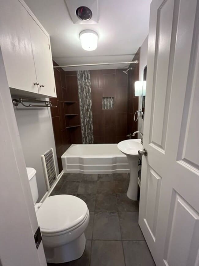 Building Photo - Charming one level 2 bedroom 1 bath house ...