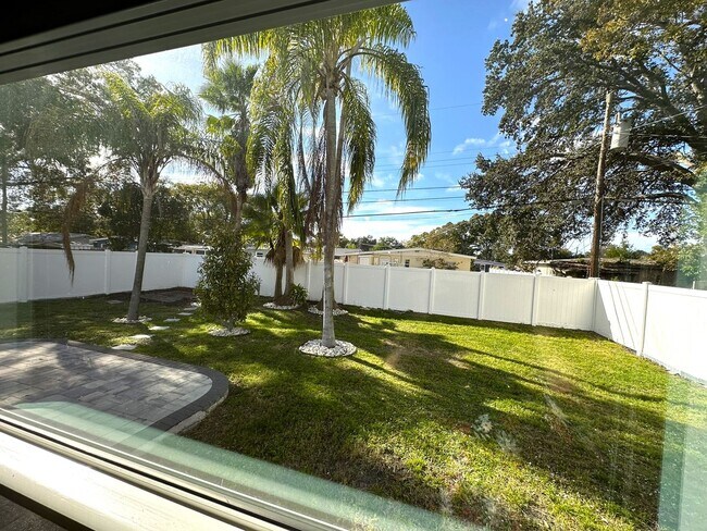 Building Photo - Newer Single Family Home 3-2-2 Seminole