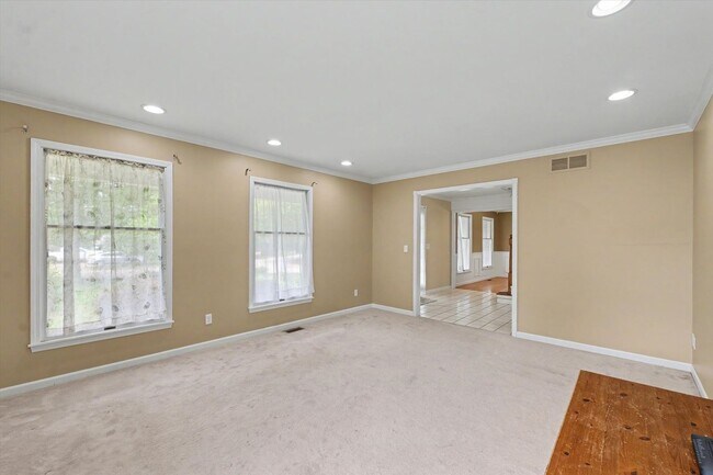 Building Photo - 6 Bedroom home with Fenced Yard - Available Now