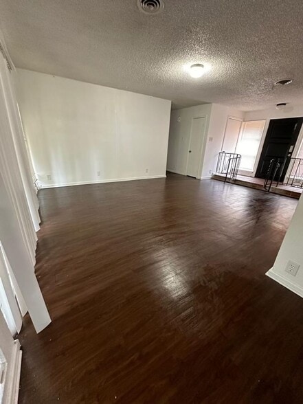 Building Photo - 2101 Bradford Dr