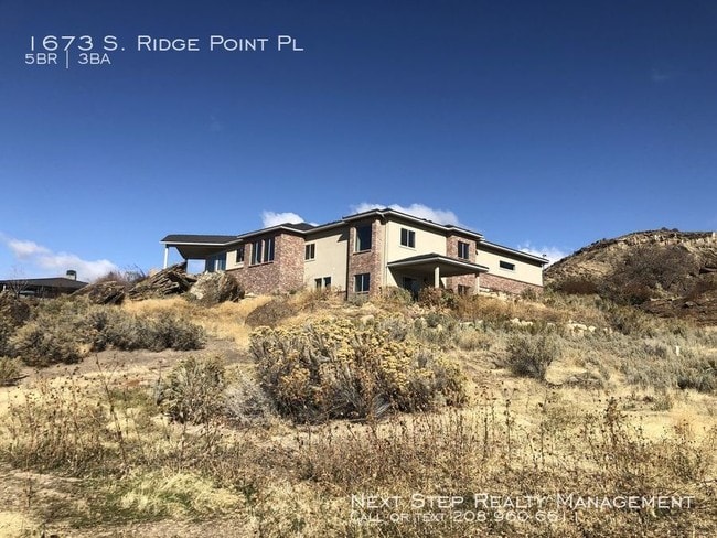 Building Photo - 5 bed 3 bath - Right Next to Table Rock