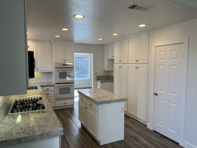 Building Photo - Stunning 4 bedroom Home with a Pool locate...