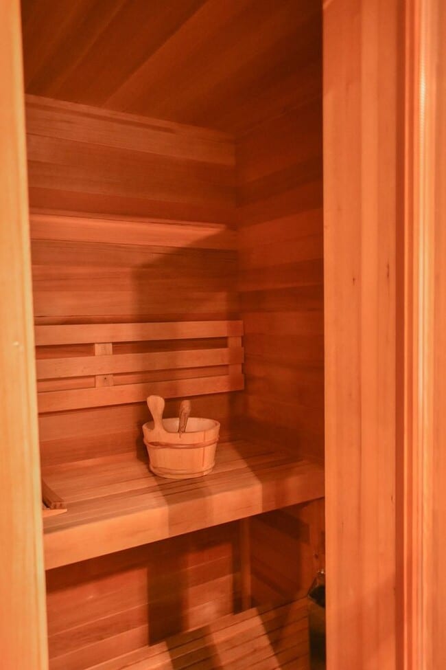 Building Photo - Three bedroom and Two Bathroom home in Portland Heights! Gourmet Kitchen and incredible natural L...