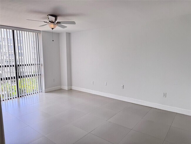 Building Photo - 1450 Brickell Bay Dr