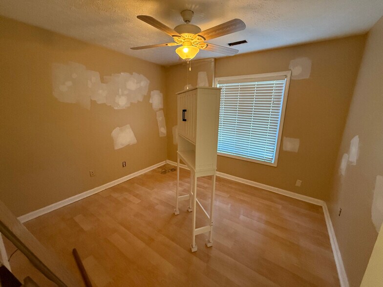 Building Photo - 8920 Thelma Ln