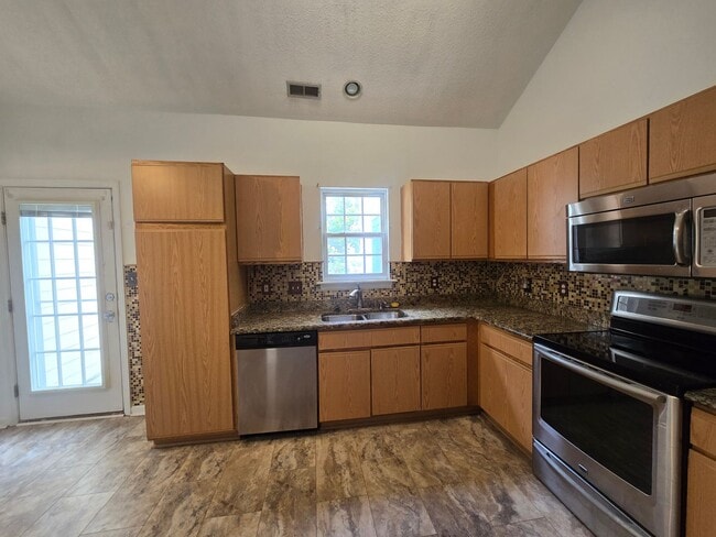 Building Photo - Super Cute Renovated End-Unit Loft Townhome in Arbor Creek!