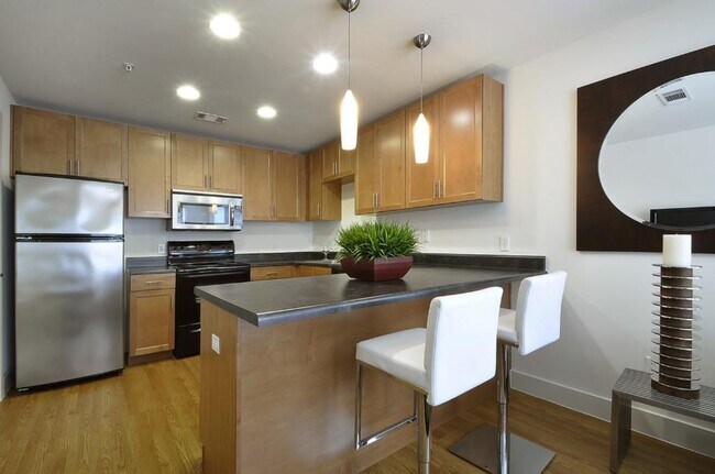 Building Photo - 711 W 32nd St
