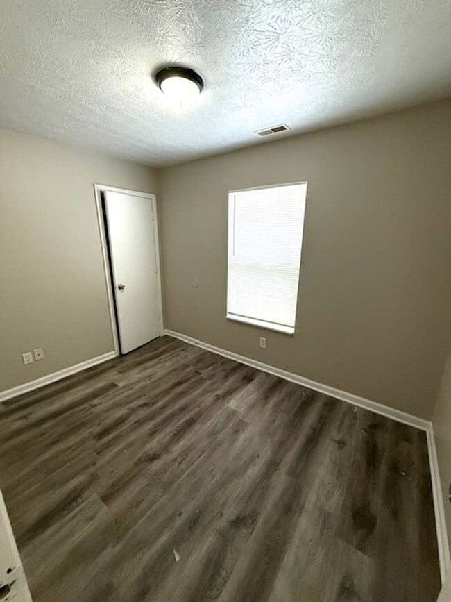 Building Photo - 3 Bedrooms with 1 - 1/2 Baths