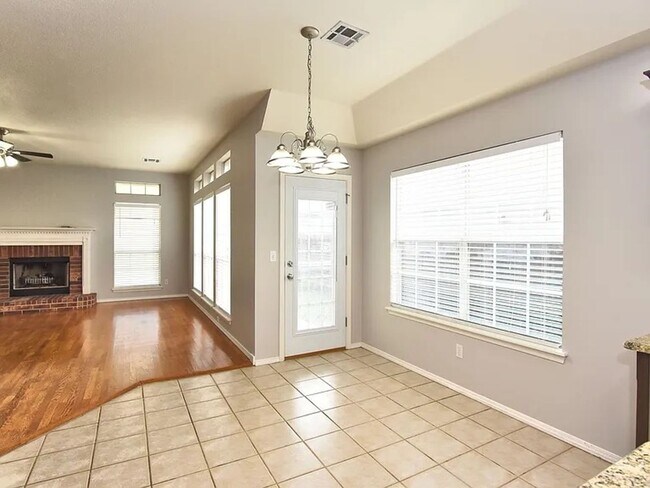 Building Photo - Beautiful 4 Bed 2.5 Bath Property in South...