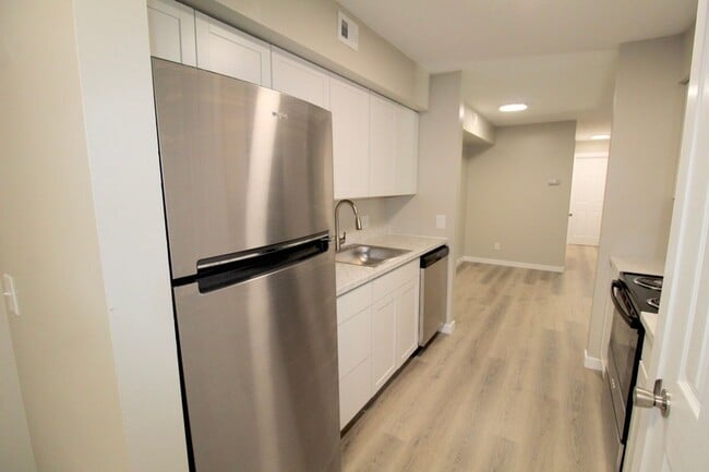 Building Photo - Stunning Fully Remodeled 3BR Condo at Madison Manor – Available This July!