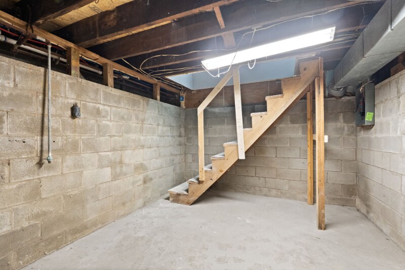 Building Photo - 2222 Duncan St