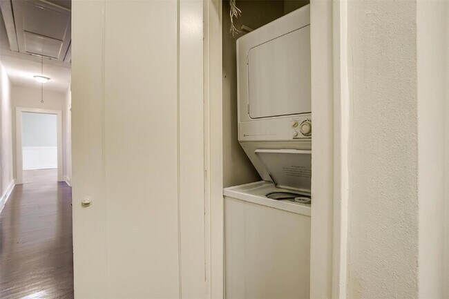 Building Photo - 2 bedroom Duplex in Ryan Place on Large Corner Lot