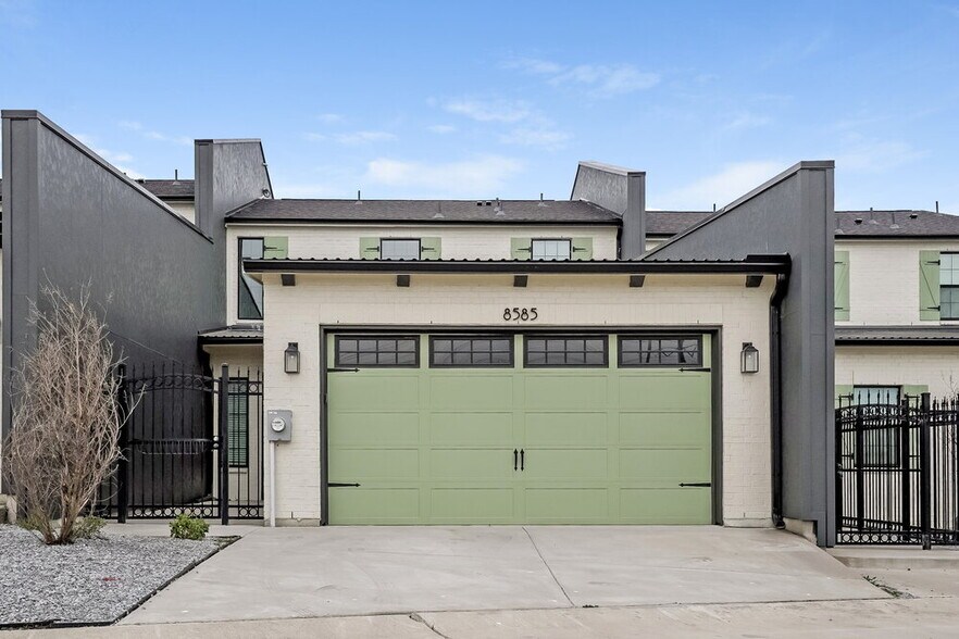 Primary Photo - 8585 Mulligan Pass