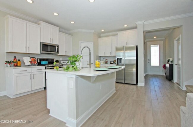 Building Photo - 242 Silverleaf Village Dr