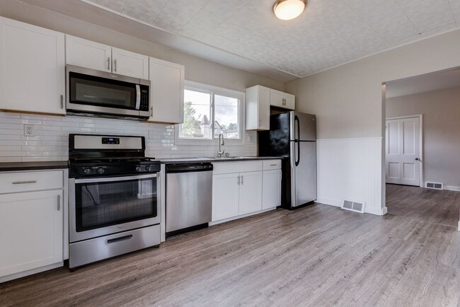 Building Photo - AVAILABLE JULY 2026 - Spacious 2 Bedroom Home w/ Fenced Yard & AC!