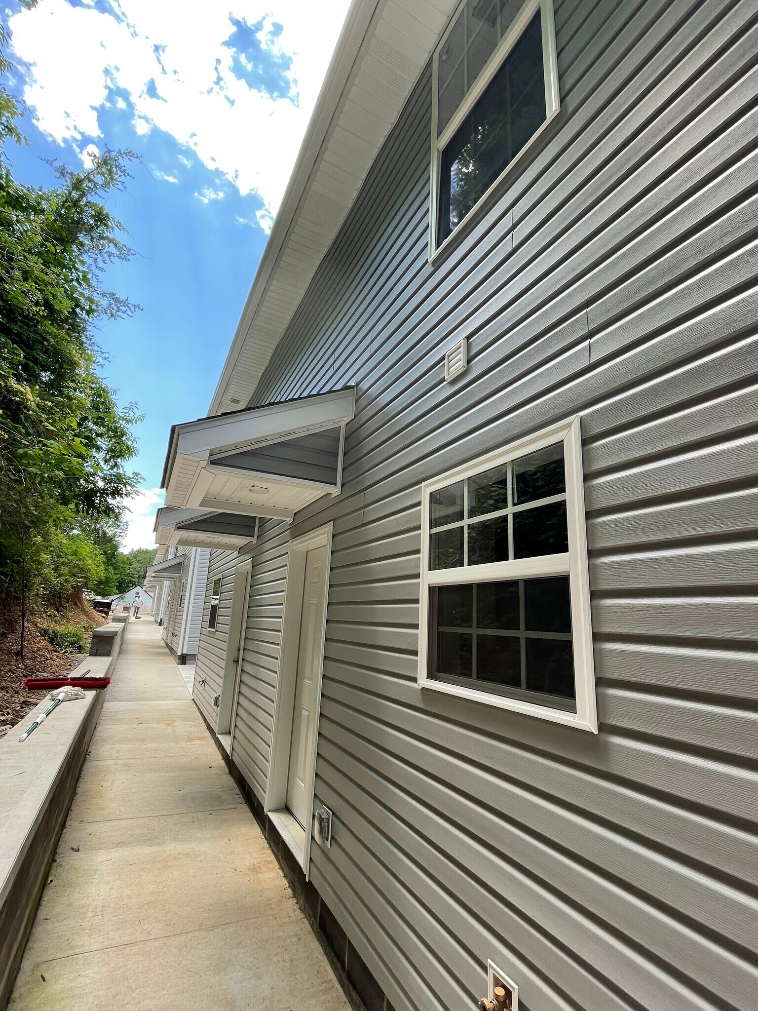 Building Photo - 1011 W 5th St