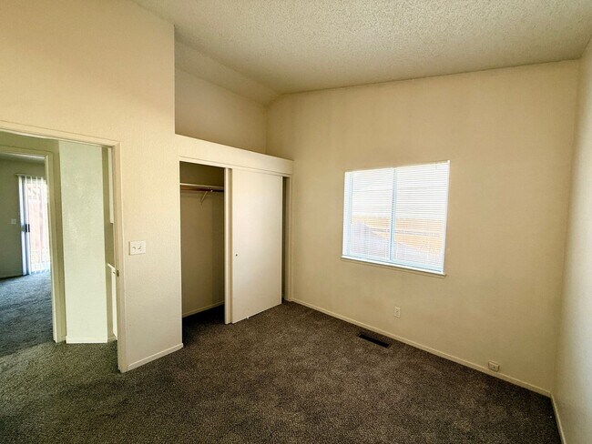 Building Photo - 3 bedroom, 2 bath home