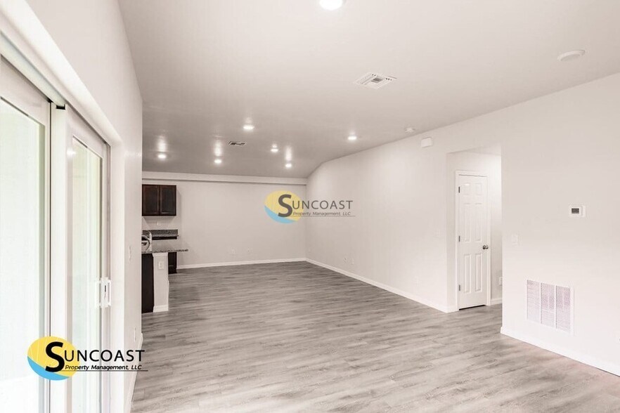 Building Photo - 3849 Hollycrest St