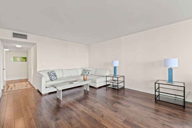 Building Photo - 529 S Flagler Dr